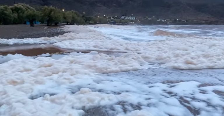 Γιατί γέμισαν με λευκό αφρό οι ακτές της Κρήτης μετά την κακοκαιρία