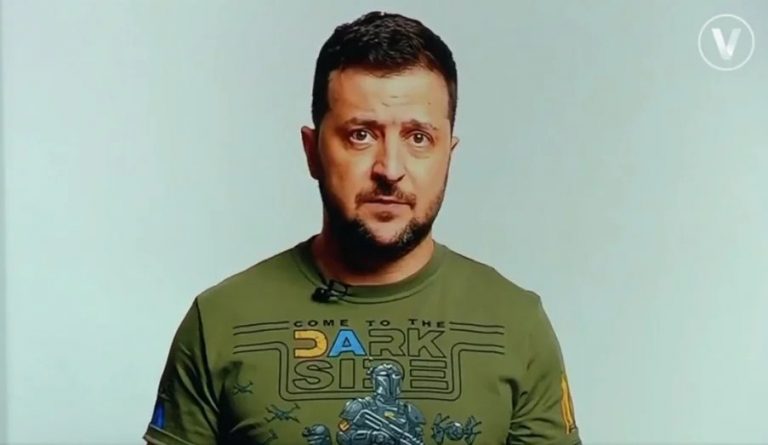 O Zelensky με t-shirt:”‘Ελα στην Σκοτεινή Πλευρά”.