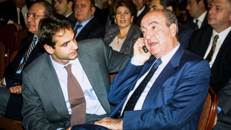 ΔΙΕΘΝΩΣ ΡΕΖΙΛΙ ΓΙΑ ΤΟΝ ΠΡΑΚΤΟΡΑ ΜΕ ΤΟ ΤΗΛΕΦΩΝΟ ΣΤΟ ΧΕΡΙ