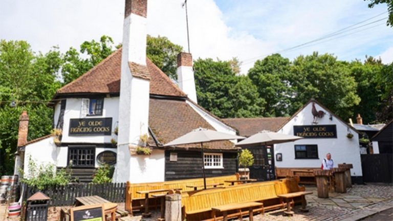 Μ. Βρετανία: «Λουκέτο» σε εκατοντάδες εστιατόρια λόγω οικονομικής κρίσης