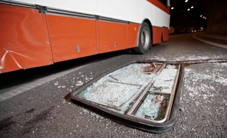 Γουινέα: Τουλάχιστον 21 νεκροί από τη σύγκρουση λεωφορείου με φορτηγό