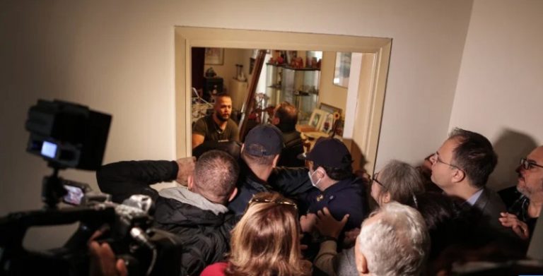 Έχασε το μοναδικό της σπίτι για 15.000 ευρώ: Έσπασαν την πόρτα και την πέταξαν έξω με λίγα ρούχα και τις γάτες της