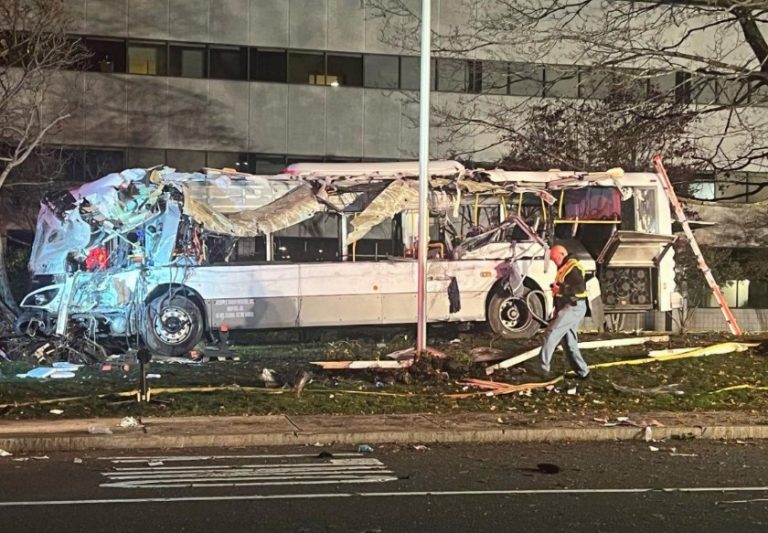 1 νεκρός, 27 τραυματίες μετά από ατύχημα με λεωφορείο που μετέφερε φοιτητές