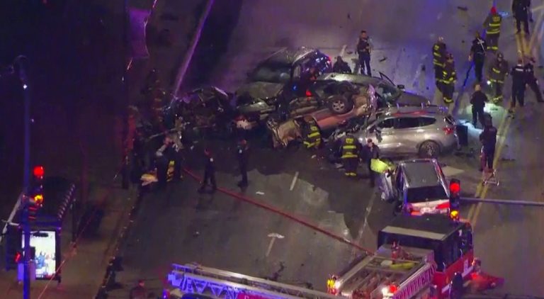 Σικάγο: Σοκαριστικό τροχαίο με 2 νεκρούς και 16 τραυματίες