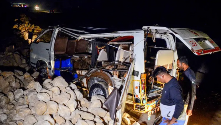 Είκοσι νεκροί και 14 τραυματίες σε δυστύχημα με μίνι λεωφορείο στο νότιο Πακιστάν