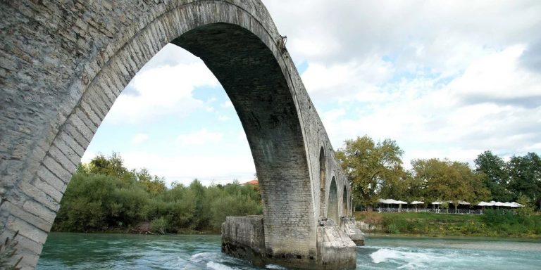 Χαροπαλεύει ο 51χρονος που έπεσε στο κενό από το γεφύρι της Άρτας