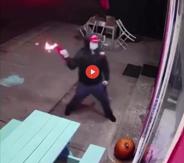 Mαγαζί με Ντόνατς φιλοξένησε DRAG SHOW για μικρά παιδιά λίγες μέρες αργότερα δέχθηκε επίθεση με μολότοφ