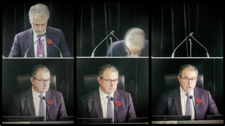 ΤΡΟΜΑΚΤΙΚΟ ΒΙΝΤΕΟ: Καναδός κυβερνητικός δικηγόρος ΣΩΡΙΑΖΕΤΑΙ ενώ μιλούσε – Είχε εμβολιαστεί…