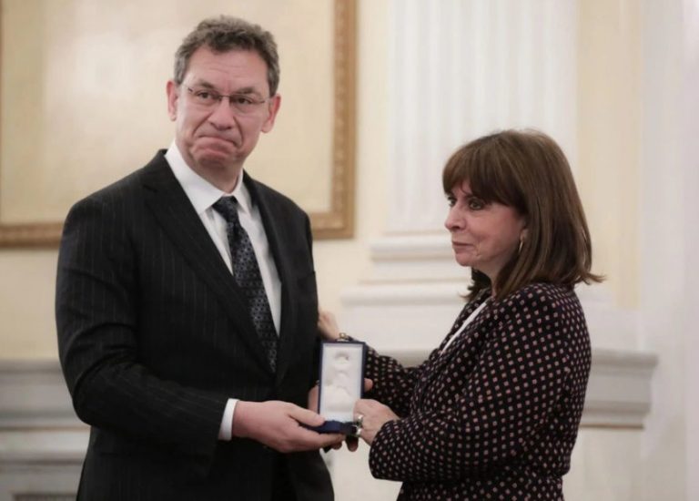 Αχρείοι ραγιάδες θέλουν να βραβεύσουν τον κατηγορούμενο για εγκλήματα κατά της ανθρωπότητας Άλμπερτ Μπουρλά στο πανεπιστήμιο Πατρών!