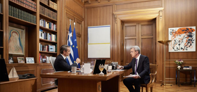 Τι φιγουράρει πάνω στο γραφείο του πρωθυπουργού;