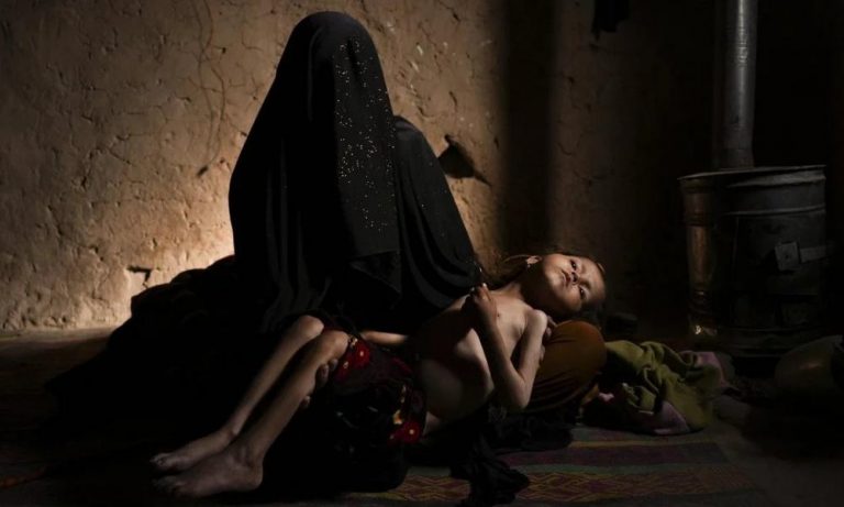 Λιμοκτονούν στο Αφγανιστάν: Φρίκη! Ναρκώνουν τα παιδιά τους για να κοιμηθούν-Πωλούν τα νεφρά τους και τις κόρες τους