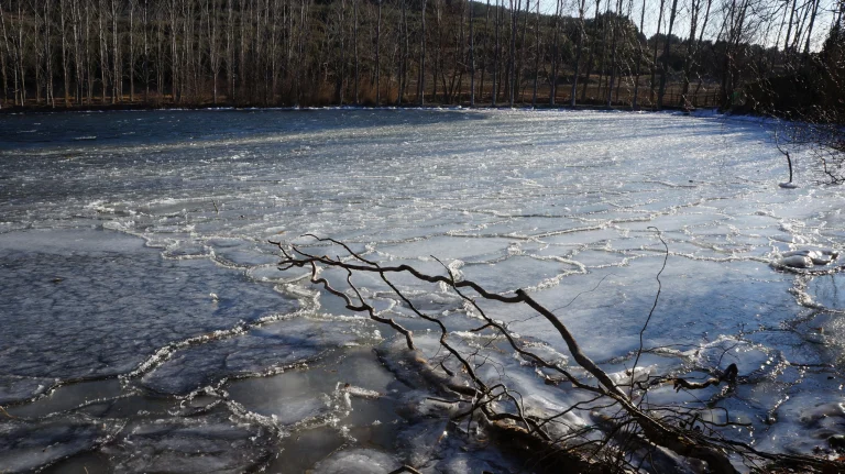 Βρετανία: Πέθανε και ο 6χρονος που είχε πέσει στη παγωμένη λίμνη – Τέσσερα τα θύματα