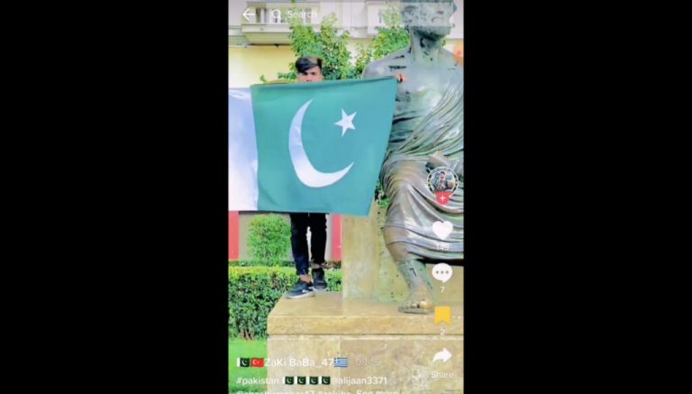 Βίντεο-σοκ: Φιλότουρκοι Πακιστανοί ανεμίζουν την πακιστανική σημαία στο κέντρο της Θεσσαλονίκης – ”Μόλυναν” τα αγάλματα του Μ. Αλεξάνδρου & του Αριστοτέλη