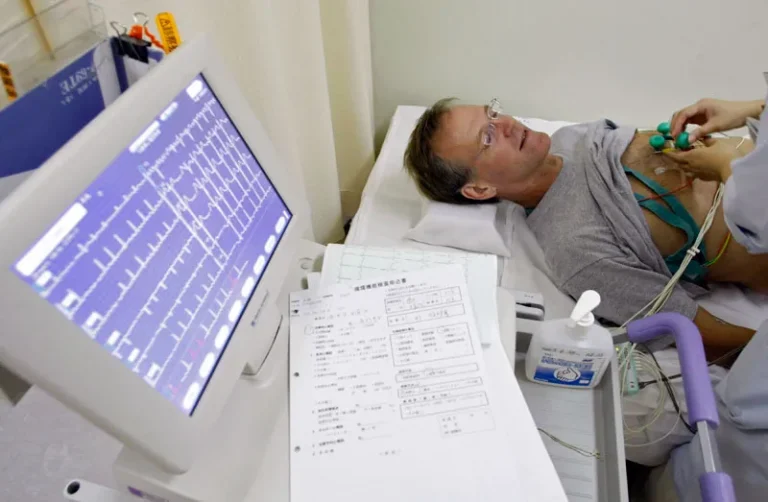 Προσπαθούν να προλάβουν την μεγαλύτερη γενοκτονία της Ελλάδας: Εκβίασαν τους Έλληνες να κάνουν τα βρωμοεμβόλι@ και τώρα τους δίνουν δωρεάν καρδιολογικές εξετάσεις για να προλάβουν τις ξαφνικίτιδες