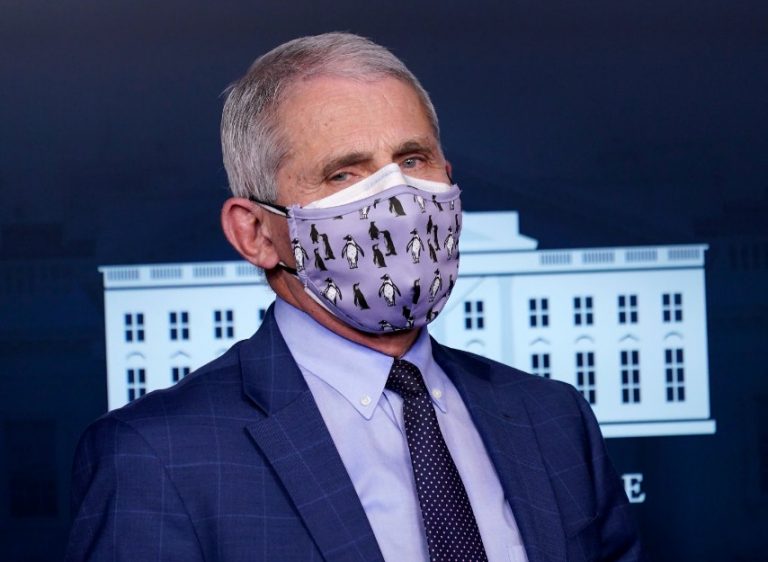 Ο Φάουτσι δεν μπόρεσε να κατονομάσει καμία μελέτη που να αποδεικνύει ότι οι μάσκες λειτουργούν κατά του κορωνοϊού