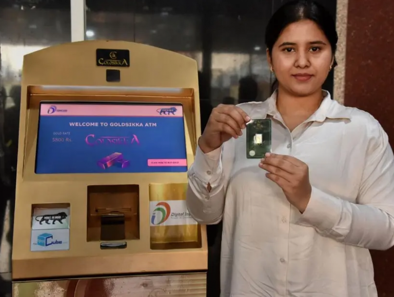 Ινδία: Εγκαίνια για το πρώτο «ATM χρυσού» – Εκδίδει μόνο χρυσά νομίσματα αξίας 7.000 δολαρίων το ένα
