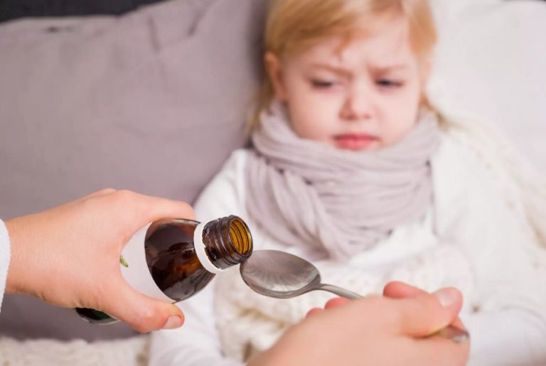 Φάρμακα: Ελλείψεις σε αντιπυρετικά, αντιιικά & αντιβιοτικά εν μέσω έξαρσης ιώσεων