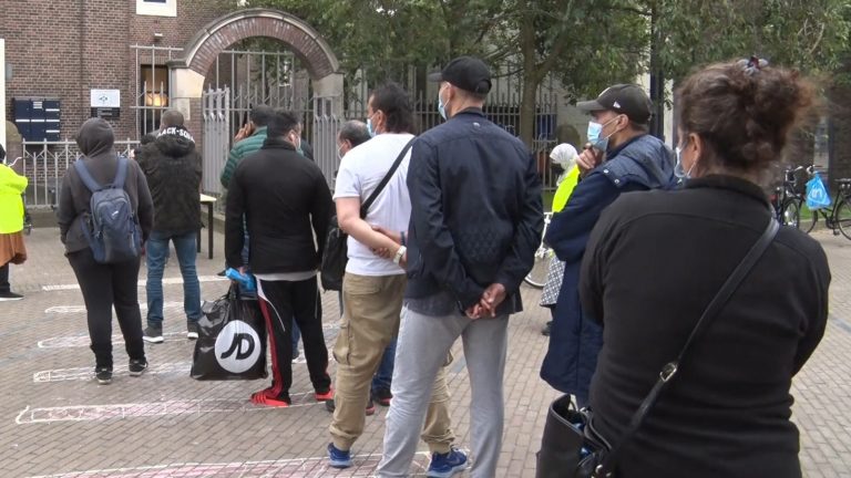 ΣΆΛΟΣ ΜΕ ΤΑ 200 ΜΈΤΡΑ ΟΥΡΆ ΓΙΑ ΤΣΆΜΠΑ ΤΡΌΦΙΜΑ ΣΤΟ ΆΜΣΤΕΡΝΤΑΜ – Η ΠΕΊΝΑ ΘΕΡΊΖΕΙ