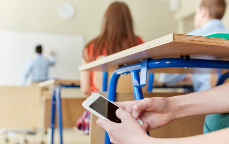 Η Ιταλία απαγορεύει τα κινητά τηλέφωνα στις σχολικές τάξεις