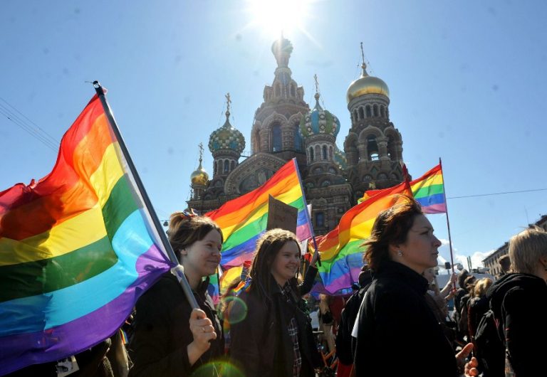 Ρωσία: Ο Πούτιν υπέγραψε τον νόμο που απαγορεύει την “προπαγάνδα ΛΟΑΤΚΙ”