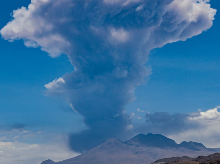Χιλή: «Βρυχάται» το ηφαίστειο Λασκάρ