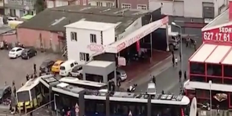 Η στιγμή που τραμ συγκρούεται με λεωφορείο στην Κωνσταντινούπολη – Τουλάχιστον 19 τραυματίες