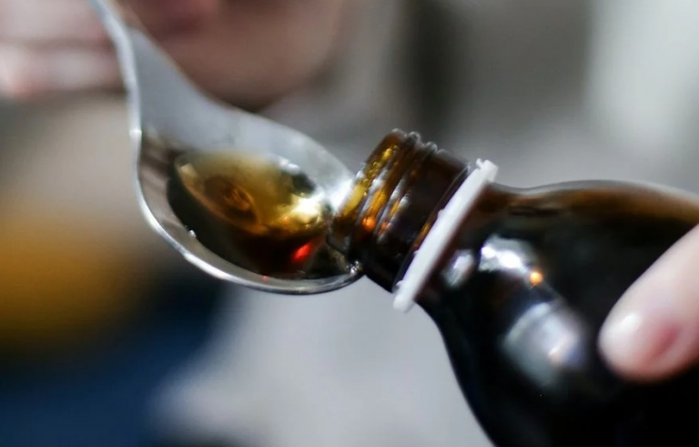 Ινδία: Έρευνα για το αντιβηχικό σιρόπι που φέρεται ότι ευθύνεται για τον θάνατο 18 παιδιών στο Ουζμπεκιστάν