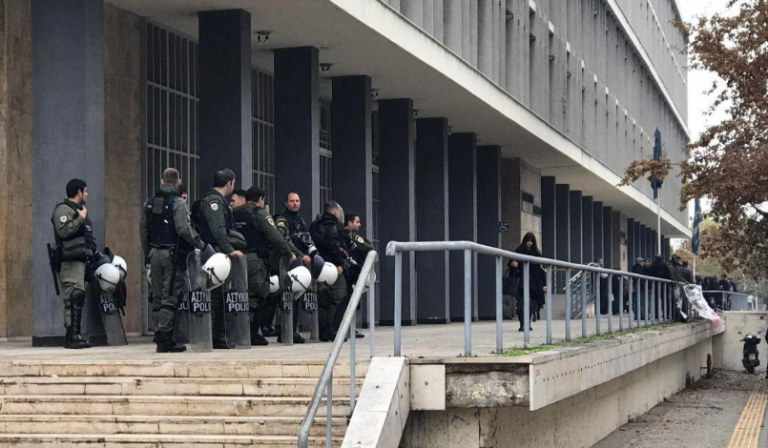 Θεσσαλονίκη: Ελεύθερος ο αστυνομικός που πυροβόλησε τον 16χρονο Ρομά κατά τη διάρκεια καταδίωξης