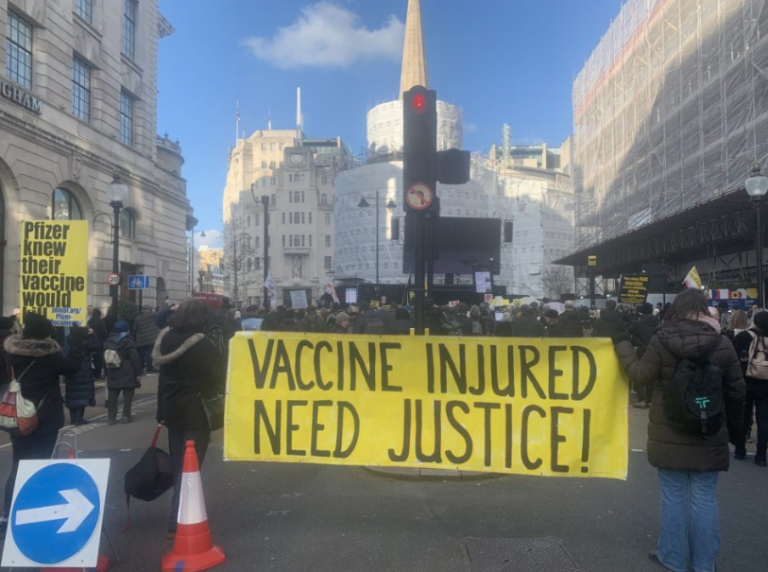 Διαδηλωτές κόλλησαν στα παράθυρα του BBC αυτοκόλλητα με τα ονόματα των νεκρών από τα εμβόλια COVID-19