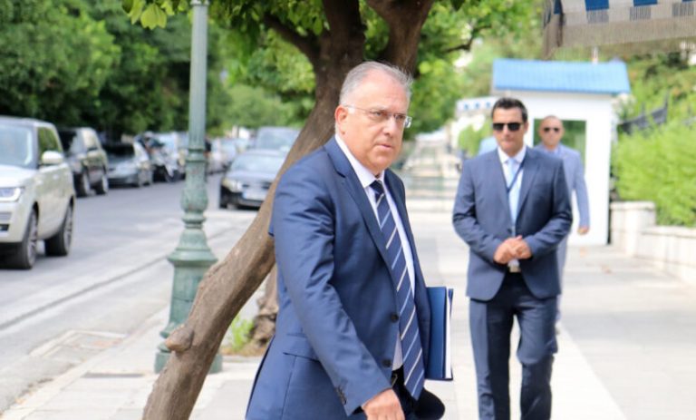 Ο Θεοδωρικάκος απασχολεί 160 αστυνομικούς για τη φύλαξή του!