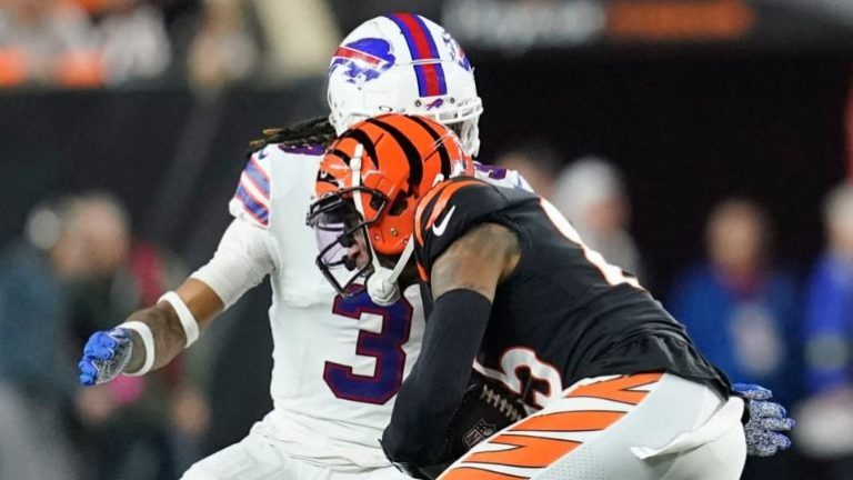 Σοκ στο NFL: Σε κρίσιμη κατάσταση ο 24χρονος Νταμάρ Χάμλιν έπειτα από σύγκρουση με αντίπαλο παίκτη