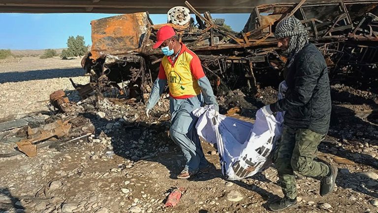 Τουλάχιστον 41 νεκροί σε τροχαίο δυστύχημα με λεωφορείο στο Πακιστάν