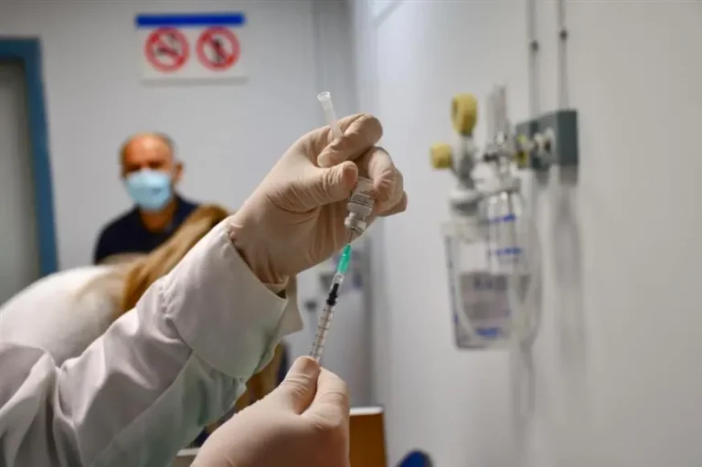 Ανοίγουν τα στόματα: “Με εκβίασαν να κάνω το εμβόλι()… Μου έκαναν μπούλινγκ και με εξαθλίωσαν οικονομικά και υπέκυψα… Από τότε άρχισαν τα προβλήματα στην υγεία μου”