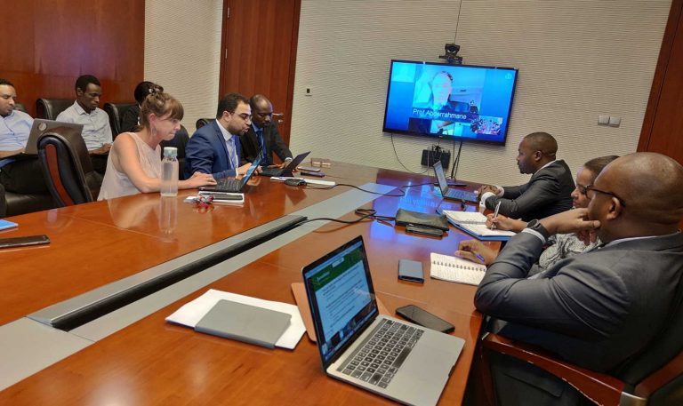 CDC: Για πρώτη φορά στη δημοσιότητα συγκεντρωτικά στοιχεία για τις παρενέργειες των εμβολίων mRNA για τον COVID-19