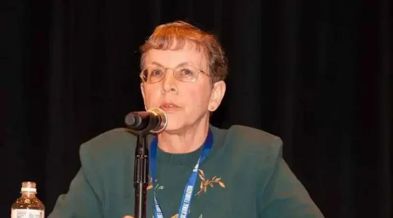 ΚΑΡΜΑΓΕΔΩΝ!!! Πάει και η Δρ. Χάριετ Χολ, δριμύς επικριτής των αντιεμβολιαστών και εναλλακτικής ιατρικής! ΕΣΚΑΣΕ Η ΚΑΡΔΙΑ ΤΗΣ ΣΤΟΝ ΥΠΝΟ ΤΗΣ