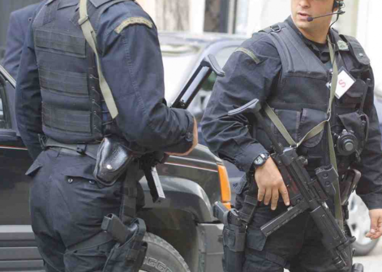 Ειναι τοσο επικίνδυνη χώρα η Ελλάδα που Έλληνας υπουργος κυκλοφορεί με περισσότερους φρουρούς και από τον Ζελένσκι