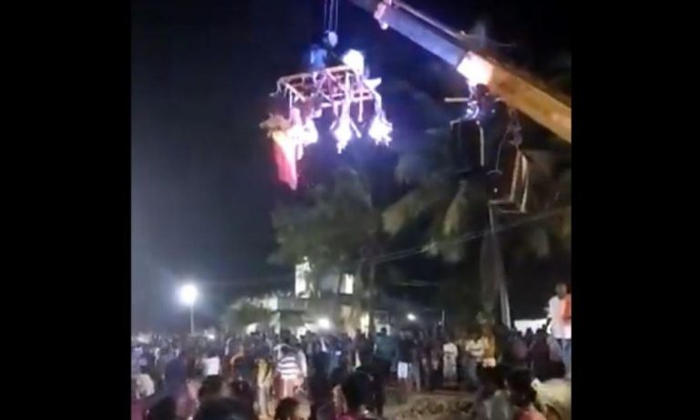 Ινδία: Σοκαριστικό βίντεο! Γερανός καταπλάκωσε προσκυνητές έξω από ναό – 4 νεκροί και 6 τραυματίες