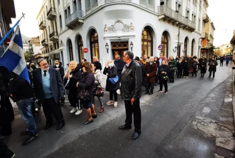 Τέως βασιλιάς Κωνσταντίνος: Δείτε live – Σε λαϊκό προσκύνημα η σορός στο παρεκκλήσι της Μητρόπολης