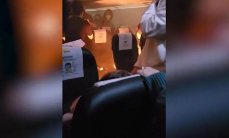 Ταϊβάν: Αναστάτωση σε αεροπλάνο – Φορτιστής επιβάτη πήρε φωτιά μέσα στην καμπίνα