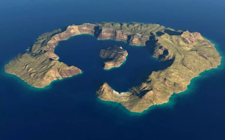 Για έκρηξη υποθαλάσσιου ηφαιστείου στη Σαντορίνη προειδοποιεί Βρετανός γεωφυσικός