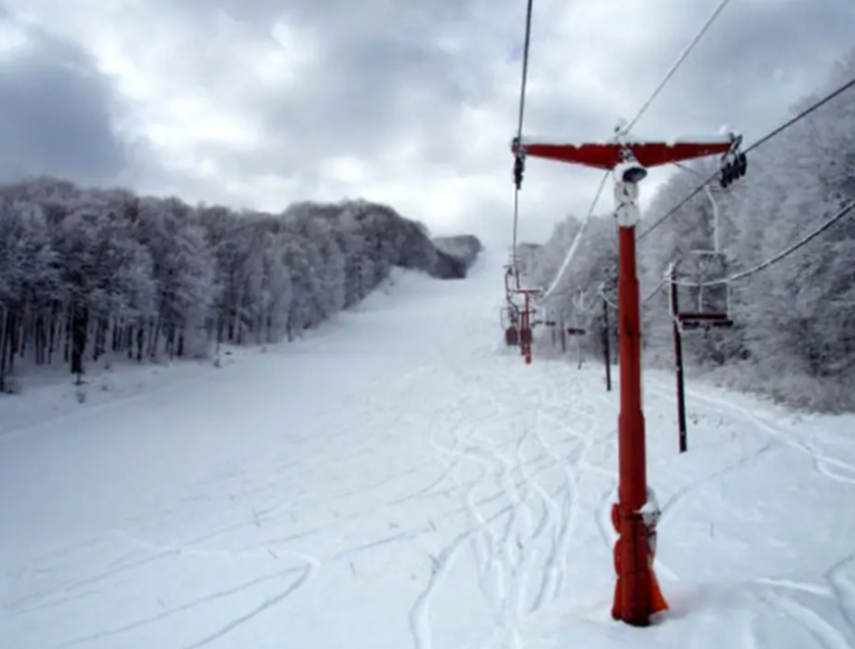 Φλώρινα: Πέθανε 48χρονος ενώ έκανε σκι με τα παιδιά του στο χιονοδρομικό