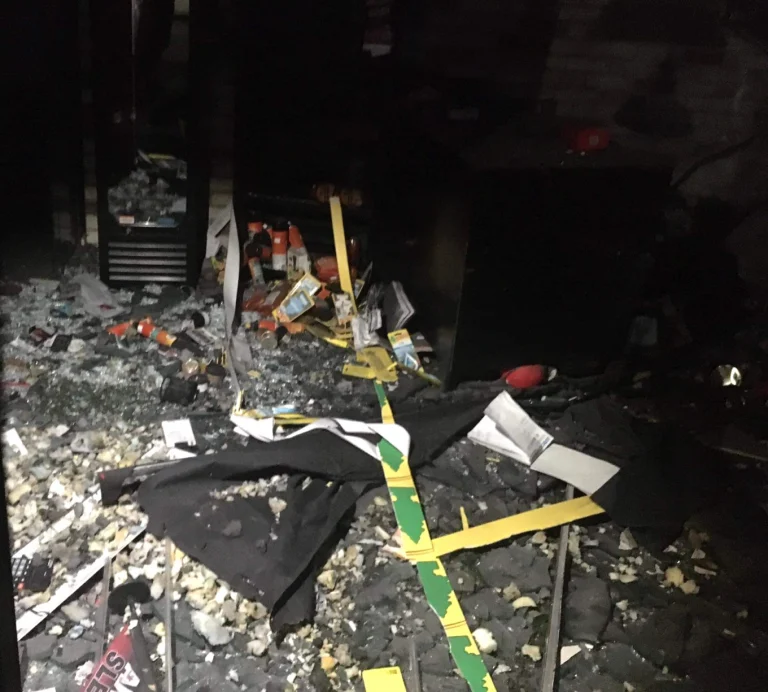 Άνοιξε κρατήρας από την ισχυρή έκρηξη σε πλυντήριο αυτοκινήτων στη Γλυφάδα