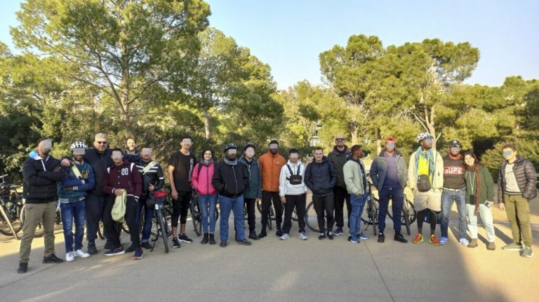 Σε κίνδυνο η εθνική Ασφάλεια: Πακιστανοί ποζάρουν με όπλα στα προφίλ τους!-”Βαπτίζουν” ως ”ανήλικους” μετανάστες και κάνουν ζωάρα