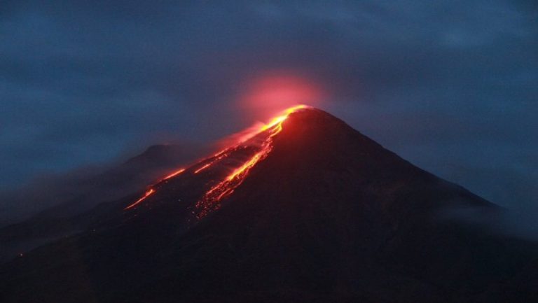 Ινδονησία: Ανησυχία για αυξημένη ηφαιστειακή δραστηριότητα – Απομακρύνθηκαν 73 άτομα από το χωριό Ντομπάσε