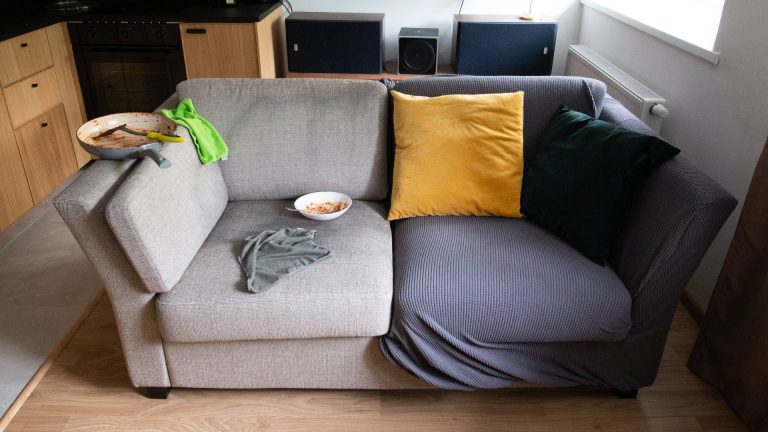 Μαμά που δεν μπορούσε να αγοράσει καινούργιο καναπέ ανανεώνει τον καναπέ της μέσα σε λίγα λεπτά