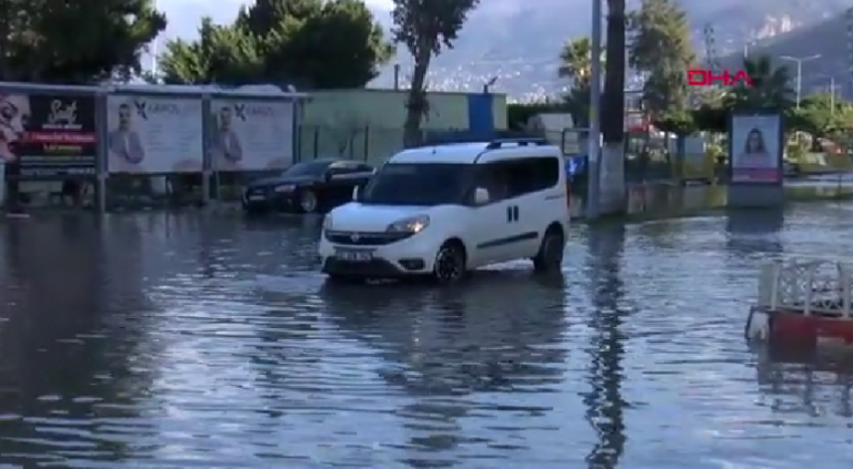 ΒΥΘΙΣΤΗΚΕ προς τη θάλασσα η Αλεξανδρέττα της Τουρκίας! ΒΙΝΤΕΟ-ΣΟΚ με πλημμυρισμένους δρόμους