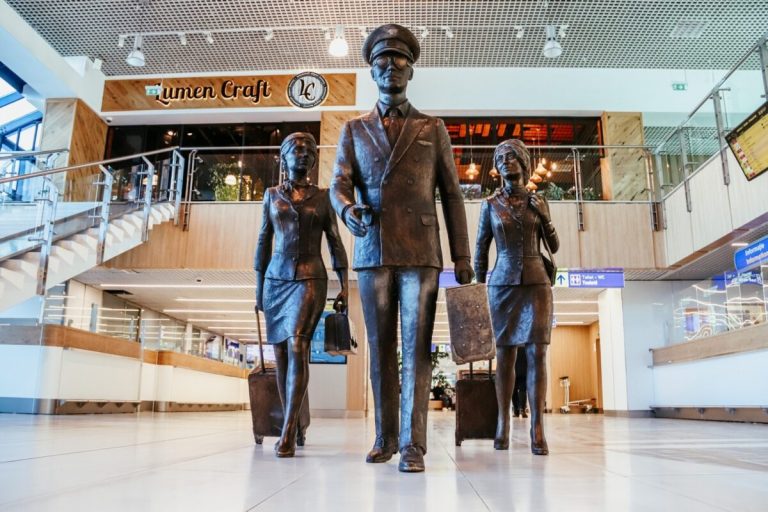 Η Wizz Air αναστέλλει όλες τις πτήσεις από και προς το Κισινάου από τις 14 Μαρτίου λόγω “υψηλού κινδύνου στον εναέριο χώρο της χώρας”. Η εταιρεία αναφέρει ότι θα επαναλειτουργήσει τη βάση “μόλις αυτό μπορεί να γίνει με ασφάλεια”