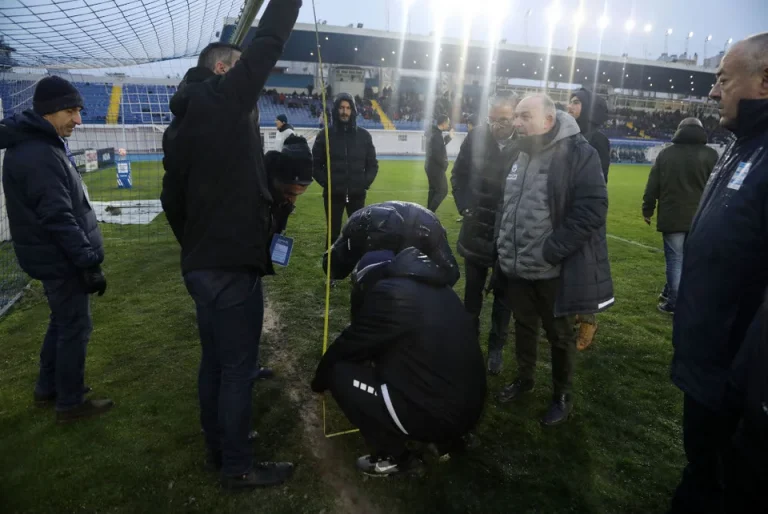 Aπίστευτη λοβιτούρα στο ματς της ΑΕΚ με τον Ατρόμητο: Είχαν κοντύνει τα δοκάρια στην εστία του Ατρόμητου πέντε πόντους! – Τι άλλο θα δούμε!