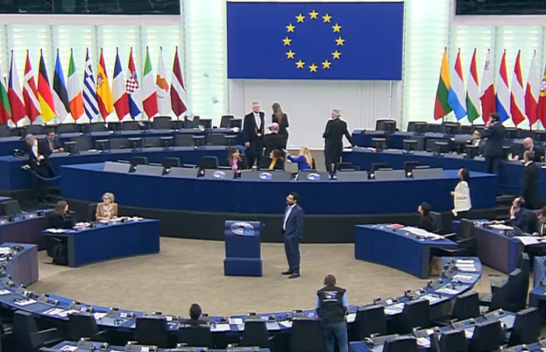 Κούρδοι πέταξαν τρικάκια στο Ευρωκοινοβούλιο – Εκκενώθηκε η ολομέλεια, φυγάδευσαν την Μετσόλα