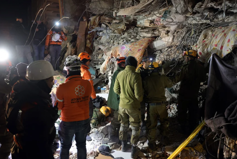 Σεισμός στην Τουρκία: «Σβήνουν» οι ελπίδες για επιζώντες – «Καίμε παγκάκια για να ζεσταθούμε»